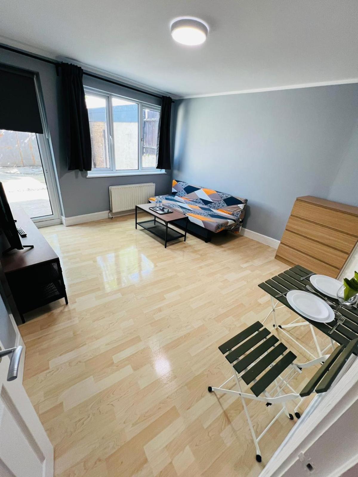 Westciti Caroco Aparthotel Кройдон Экстерьер фото